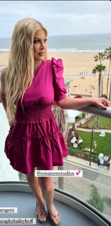 Tori Spelling feet photo thumbnail