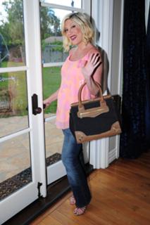 Tori Spelling feet photo thumbnail