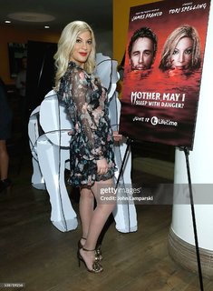 Tori Spelling feet photo thumbnail