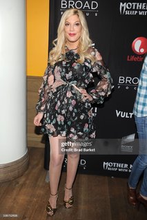 Tori Spelling feet photo thumbnail