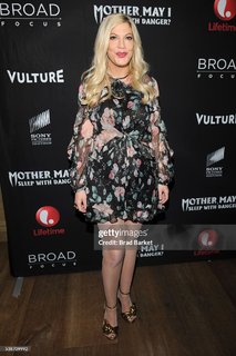 Tori Spelling feet photo thumbnail
