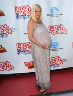 Tori Spelling feet photo thumbnail