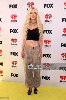 Tori Spelling feet photo thumbnail