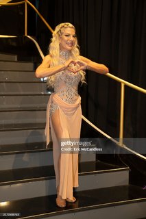 Tori Spelling feet photo thumbnail
