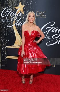 Tori Spelling feet photo thumbnail