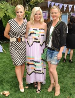 Tori Spelling feet photo thumbnail