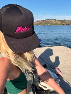 Tori Spelling feet photo thumbnail