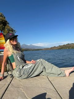 Tori Spelling feet photo thumbnail