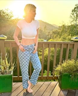 Tori Spelling feet photo thumbnail