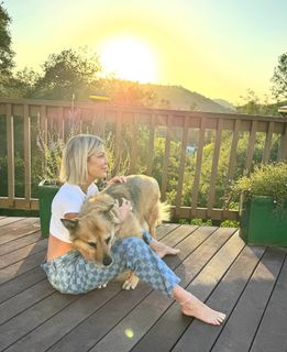 Tori Spelling feet photo thumbnail