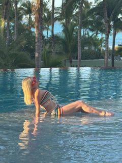 Tori Spelling feet photo 8