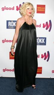 Tori Spelling feet photo thumbnail