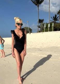 Tori Spelling feet photo 1