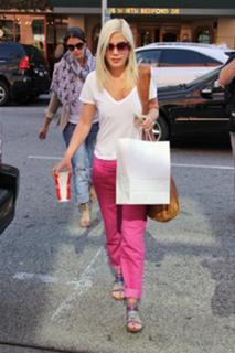 Tori Spelling feet photo thumbnail