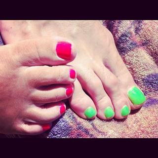 Tori Spelling feet photo thumbnail