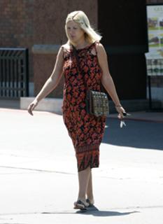 Tori Spelling feet photo thumbnail