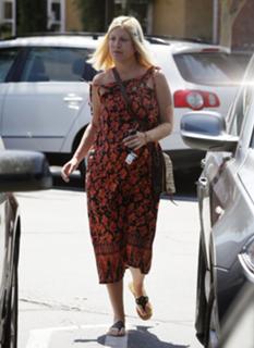Tori Spelling feet photo thumbnail