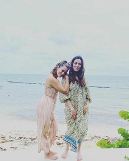 Torrey DeVitto feet photo thumbnail