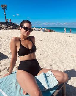 Torrey DeVitto feet photo thumbnail