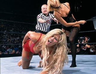 Torrie Wilson feet photo thumbnail