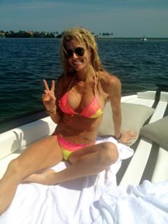 Torrie Wilson feet photo thumbnail