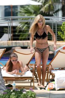 Torrie Wilson feet photo thumbnail