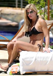 Torrie Wilson feet photo thumbnail