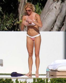Torrie Wilson feet photo thumbnail