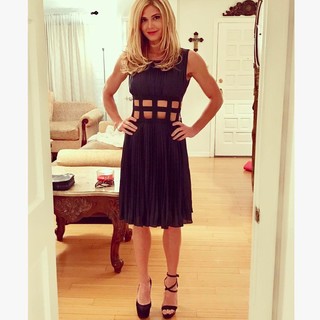 Torrie Wilson feet photo thumbnail
