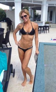 Torrie Wilson feet photo thumbnail