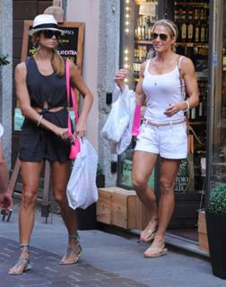 Torrie Wilson feet photo thumbnail
