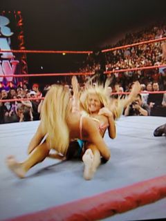 Torrie Wilson feet photo thumbnail