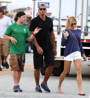 Torrie Wilson feet photo thumbnail