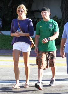 Torrie Wilson feet photo thumbnail