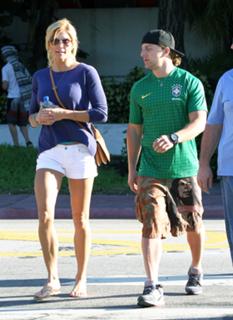 Torrie Wilson feet photo thumbnail