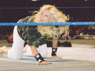 Torrie Wilson feet photo thumbnail