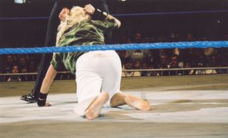 Torrie Wilson feet photo thumbnail