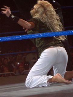 Torrie Wilson feet photo thumbnail