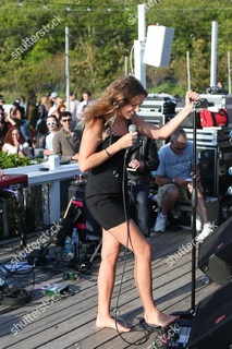 Tove Lo feet photo thumbnail