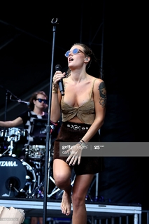 Tove Lo feet photo thumbnail
