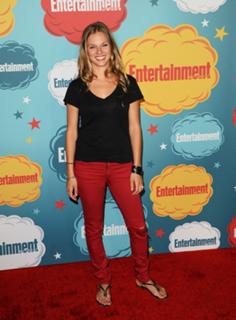 Tracy Spiridakos feet photo thumbnail
