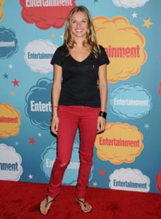 Tracy Spiridakos feet photo thumbnail