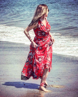 Tracy Spiridakos feet photo thumbnail