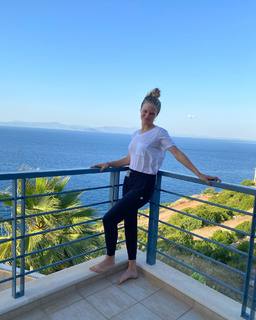 Tracy Spiridakos feet photo thumbnail