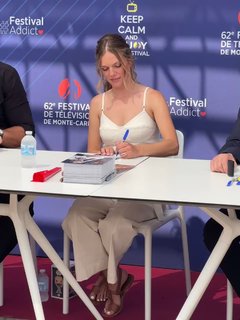 Tracy Spiridakos feet photo thumbnail