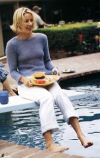 Traylor Howard feet photo thumbnail