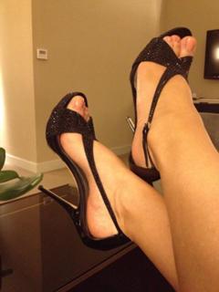 Tricia Helfer feet photo thumbnail