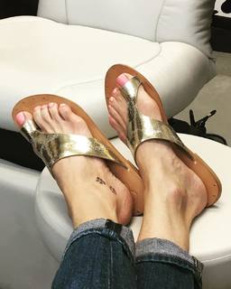 Tricia Helfer feet photo thumbnail
