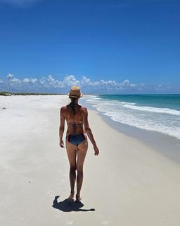 Tricia Helfer feet photo thumbnail