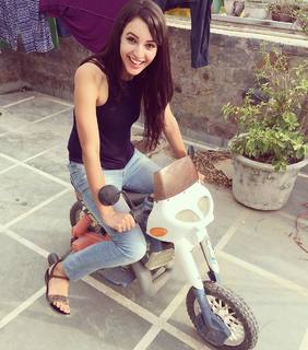 Triptii Dimri feet photo thumbnail